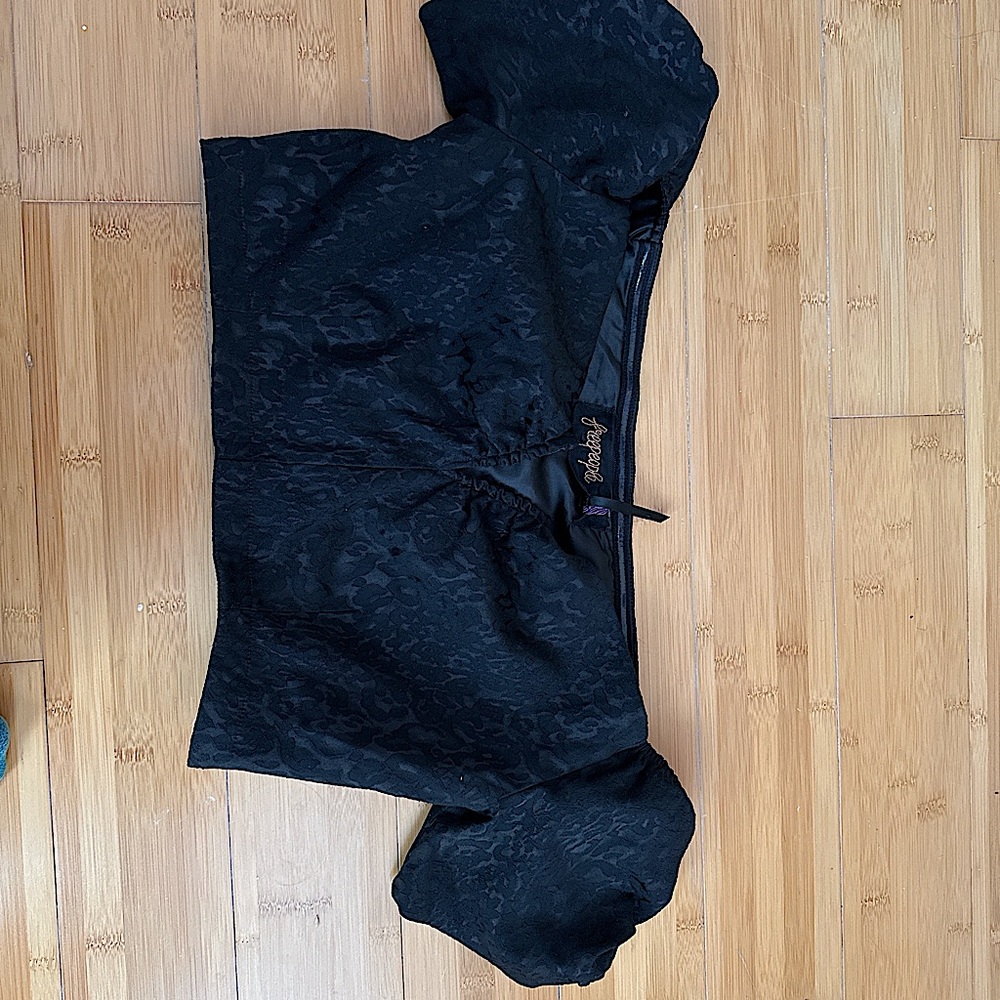 Free people black patterned cropped blouse with puff sleeves and a v neck